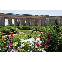 External view of the Grand Trianon: peristyle on the garden side, facade on the high Parterre