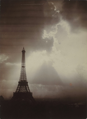 La Tour Eiffel dans le soleil couchant