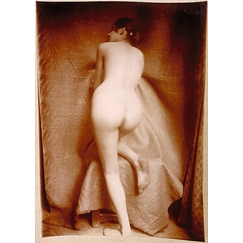 Naked woman from behind, straight knee resting on a stool