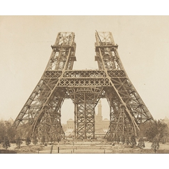 Tour Eiffel : montage des piliers au-dessus du pilier du 1er étage