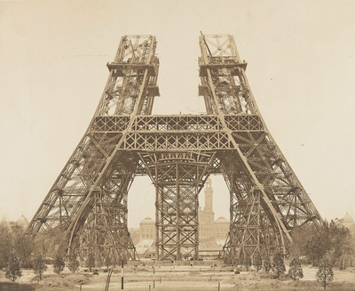 Tour Eiffel : montage des piliers au-dessus du pilier du 1er étage