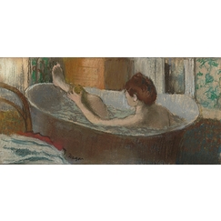 Une femme dans une baignoire s'épongeant la jambe