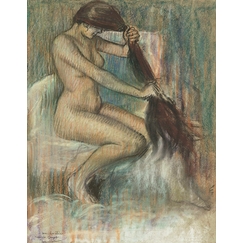 Femme se peignant
