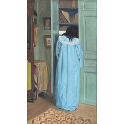 Intérieur, femme en bleu fouillant dans une armoire