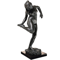 Danseuse regardant la plante de son pied droit Degas