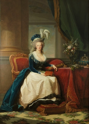 Reine Marie-Antoinette assise, en manteau bleu et robe blanche, tenant un livre à la main